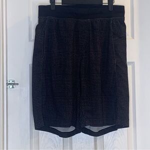 Lululemon Core Shorts in black houndstooth print Size Large